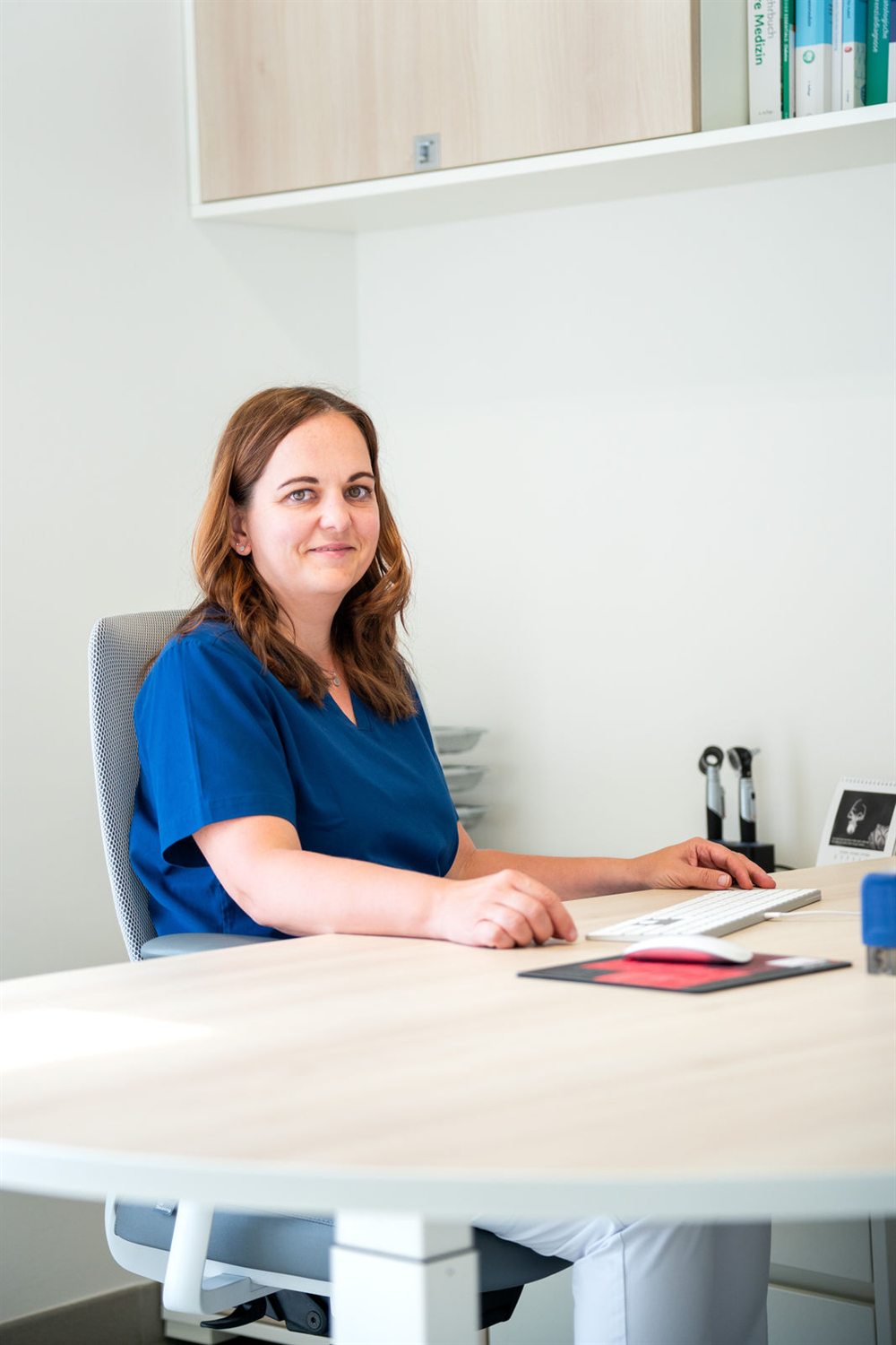 Dr. med. Tina Zahlaus in ihrem Sprechzimmer